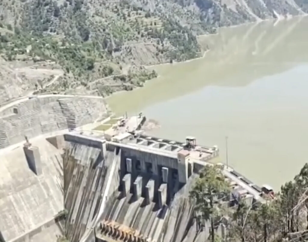 Jhelum river making fluid in Pakistan